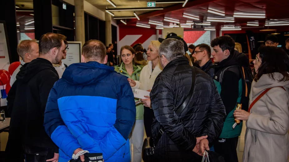 Besucher im Gespräch über eine Ausbildung DSC0090 2